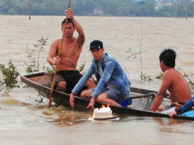 Thi thể nữ sinh bị lũ cuốn được tìm thấy sau khi thả bánh sinh nhật