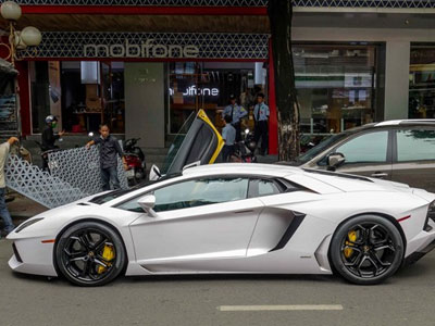 Lamborghini Aventador đầu tiên Việt Nam đổi màu