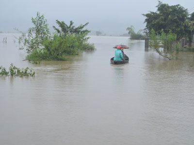 Lũ về bất ngờ, hàng ngàn người dân phải sơ tán trong đêm