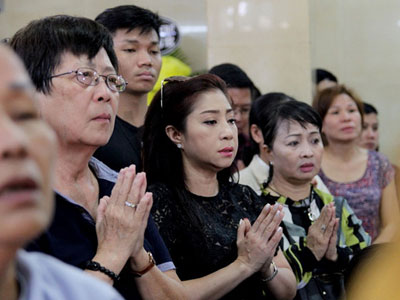 Nghệ sĩ nghẹn ngào đến viếng "sầu nữ" Út Bạch Lan