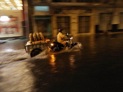 Nhiều tuyến đường Sài Gòn ngập vì mưa lớn trong đêm