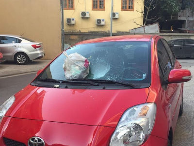 Nữ tài xế hoảng hốt khi túi rác từ trên chung cư bay xuống làm vỡ kính chắn gió xe Toyota Yaris