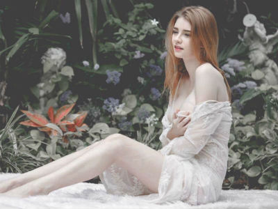 Cô nàng được mệnh danh là "nữ thần" Thái Lan với vẻ đẹp vừa thoát tục vừa nóng bỏng