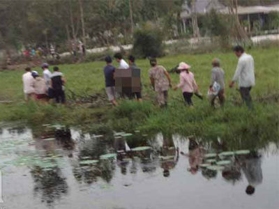 Con trai cứu mẹ rơi xuống hồ rau muống, 2 mẹ con chết đuối thương tâm