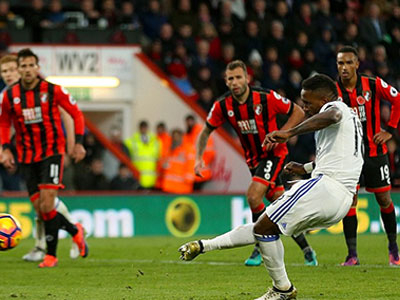 David Moyes bị cấm chỉ đạo, Sunderand thắng trận đầu tại Ngoại hạng Anh
