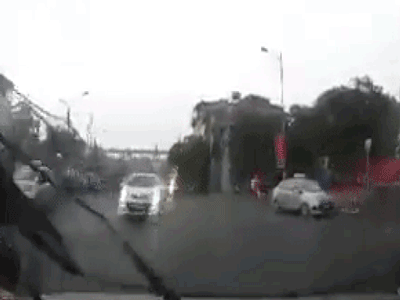 Clip: Phanh gấp giữa trời mưa, cả người và xe máy lao vào ô tô
