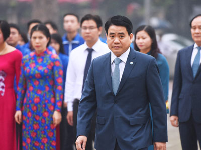 Lãnh đạo Hà Nội đặt vòng hoa tưởng niệm tại tượng đài Lê Nin