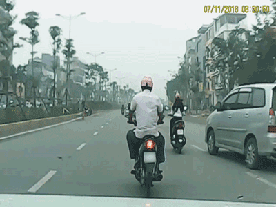 Clip: Innova vượt ẩu, tông ngã cô gái giữa đường rồi thản nhiên chạy tiếp