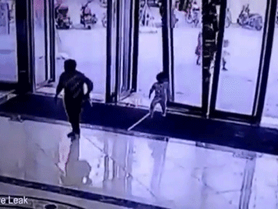 Cửa kính trung tâm thương mại bất ngờ đổ ập lên bé gái khiến ai nấy rụng rời tay chân
