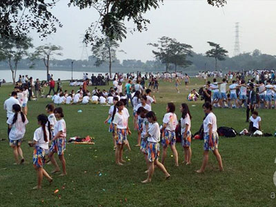Hà Nội: Công viên Yên Sở "ngộp thở" vì sinh viên thi nhau xí chỗ chụp ảnh kỷ yếu