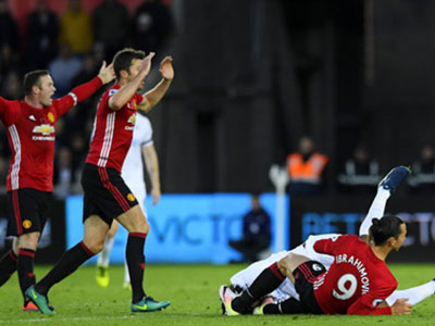 Ibrahimovic xin lỗi CĐV Man Utd vì án treo giò