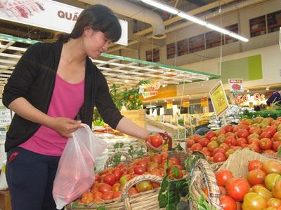 Rau xanh khan hiếm, người Sài Gòn phải đi chợ sớm tìm mua