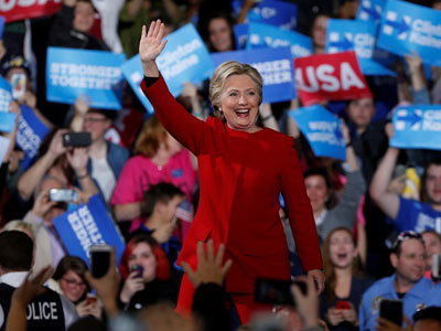 Trump thức trắng đêm, Clinton mang "sao" tranh cử phút cuối