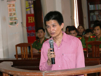 Bị người tình bỏ, vác dao đi chém người xúi chia tay