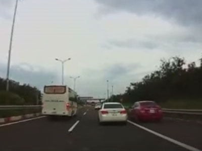 Clip: Ôtô lấn làn khẩn cấp trên cao tốc bị xe khách tông quay 180 độ