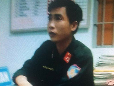 Hai kẻ giả danh cảnh sát cơ động kiểm tra người đi đường