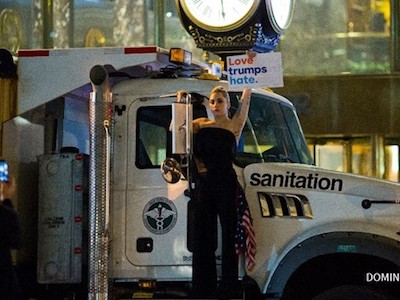 Lady Gaga ôm mặt khóc, đứng phản đối trước tòa tháp Trump