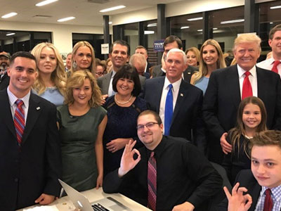 Trump dẫn trước, phe Clinton dở khóc dở cười