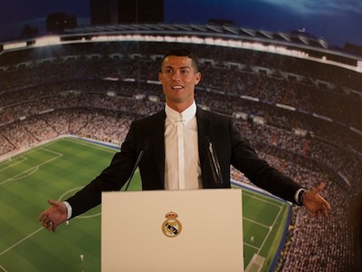 Ronaldo ký tiếp hợp đồng tỷ USD