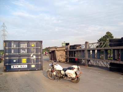 Xe đầu kéo lật nhào, xa lộ Hà Nội kẹt cứng