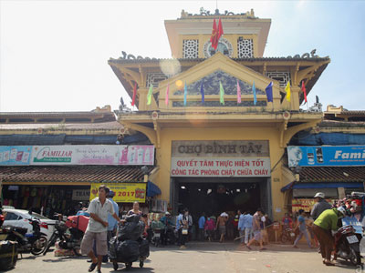 Chợ cổ lớn nhất Sài Gòn chính thức tạm đóng cửa, tiểu thương buồn bã dọn hàng