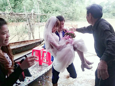 Chú rể đi thuyền, lội nước bế cô dâu