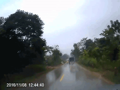 Clip: Pha đánh lái của xe tải khiến cả đường thất kinh