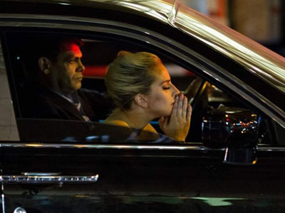 Lady Gaga ôm mặt khóc, đứng phản đối trước tòa tháp Trump