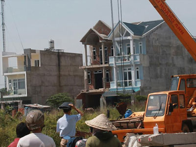 Máy ép cọc công trình cuốn chết nam công nhân