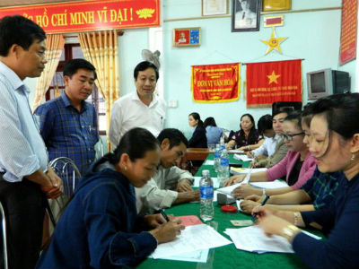 Người dân Quảng Bình nhận tiền bồi thường của Formosa