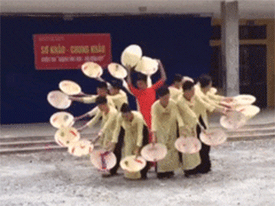 11 nam sinh mặc áo dài múa nón lá tại trường học