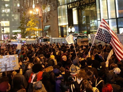 Biểu tình chống Donald Trump lan rộng khắp nước Mỹ