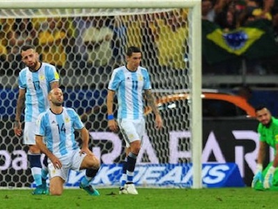 Messi và đồng đội bị chỉ trích nặng nề khi Argentina thua thảm Brazil