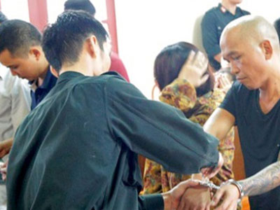 Trinh sát dầm mình 9 tiếng mưa rét phá sới bạc trong rừng