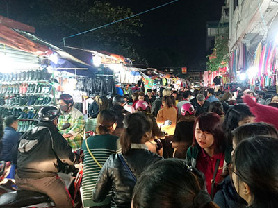 "Thiên đường giá rẻ sinh viên" đông nghịt người mua quần áo ấm