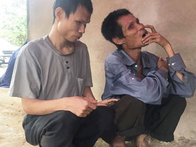 Ba anh em mù mò ốc nuôi nhau