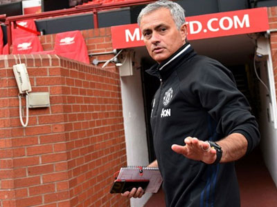 Bị chửi không lo, được Mourinho khen mới chết