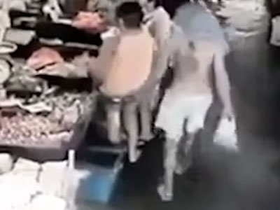 Clip: Thiếu nữ tung chân đá bay kẻ sàm sỡ