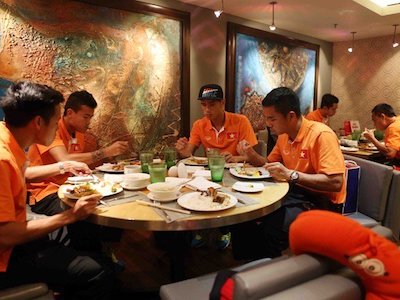 ĐTVN: Ở khách sạn hạng sang vẫn mang theo mì tôm “chống đói”