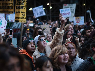 Hơn 100.000 người biểu tình chống Trump tại New York