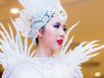 Ngọc Quyên diện váy xuyên thấu, catwalk ở Mỹ