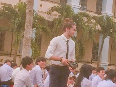 "Soái ca ngoại quốc" búi tóc củ tỏi gây náo loạn trường học