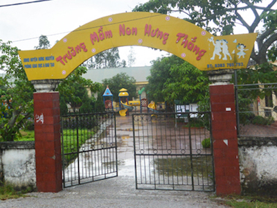 Cả trăm phụ huynh cho con nghỉ học để phản đối hiệu trưởng