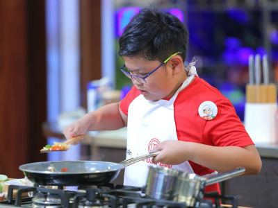 Cậu bé nấu ăn từ khi 4 tuổi khóc kêu gọi bảo vệ môi trường