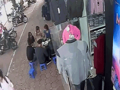 Clip: 6 người "nhọ" nhất ngày, đang dùng bữa ngon miệng thì...