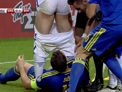 Edin Dzeko bị đuổi khỏi sân vì… tụt quần đối thủ