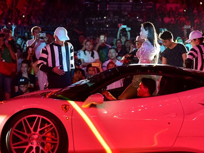 Hà Hồ mượn xe Cường Đô La xuất hiện ở live show của Noo?