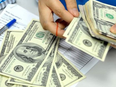 Nhiều ngân hàng nâng mạnh giá USD