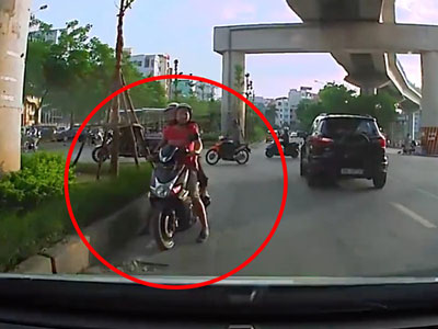 Clip: Đã đi ngược chiều, người phụ nữ còn "gân cổ cò" mắng ô tô