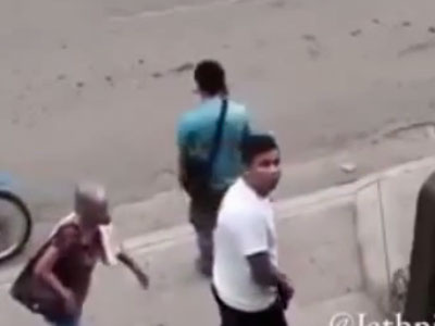 Clip: Tên trộm ném trả ví, vái lạy camera khi biết bị phát hiện